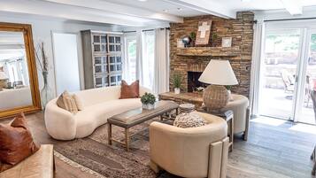 Smart TV, chimenea, libros