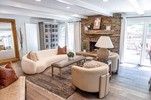 Smart TV, chimenea y libros