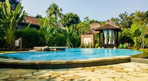 Una piscina al aire libre