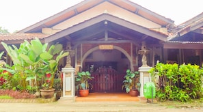 Mặt tiền nơi lưu trú