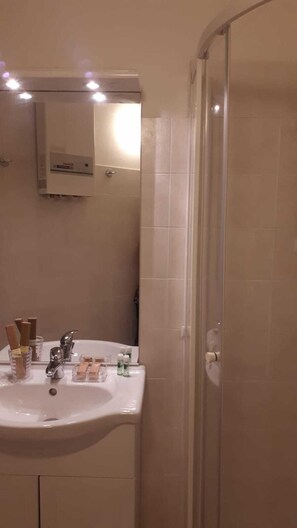 Ducha, artículos de tocador gratuitos, secador de pelo, bidet