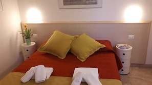 Ropa de cama de alta calidad, cubrecamas, minibar y wifi gratis 