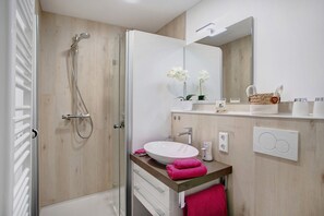 Douche, articles de toilette (gratuits), séchoir à cheveux