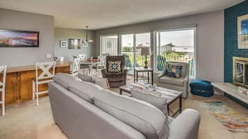 Tv, eldstad, dvd-spelare och kontor