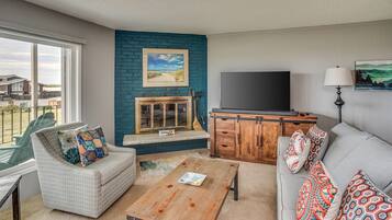 Televisie, een open haard, een dvd-speler en een kantoor