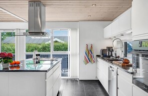 Réfrigérateur, micro-ondes, plaque de cuisson, lave-vaisselle