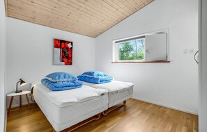 4 bedrooms, travel crib, free WiFi
