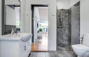 Shower - Lovely home in Grenaa with kitchen (Grenaa)