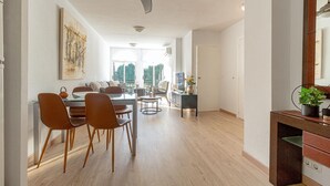 A modern living room with a dining area, a ceiling fan, and a view of the outdoors. - Gorgeous apartment in Torrevieja (Torrevieja)