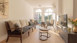 A modern living room with a sofa, armchairs, a coffee table, and a TV. - Gorgeous apartment in Torrevieja (Torrevieja)