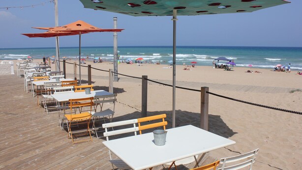 A beachside restaurant with outdoor seating and a view of the ocean. - Gorgeous apartment in Torrevieja (Torrevieja)
