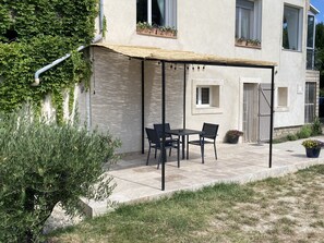 Outdoor dining - Gîte Dipladenia with pool (Saint-Rémy-de-Provence)