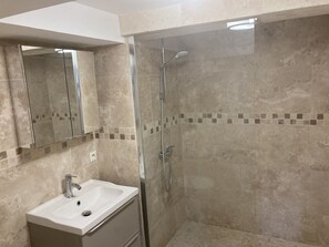 Shower, towels, toilet paper - Gîte Dipladenia with pool (Saint-Rémy-de-Provence)