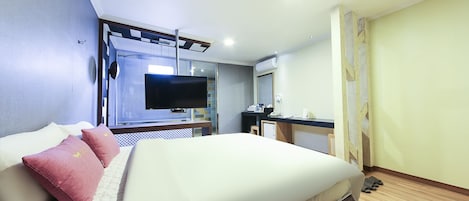 Deluxe Twin Room | Free minibar, free WiFi, wheelchair access