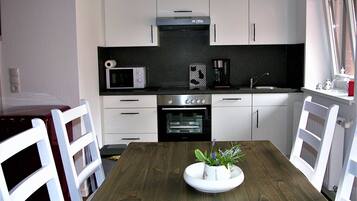 Kühlschrank, Mikrowelle, Ofen, Geschirrspüler