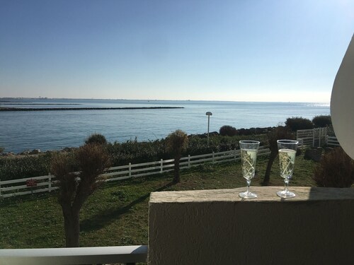 Completely renovated apartment. Front row sea view