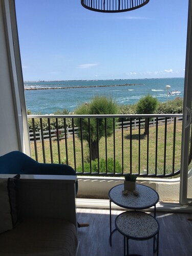 Completely renovated apartment. Front row sea view