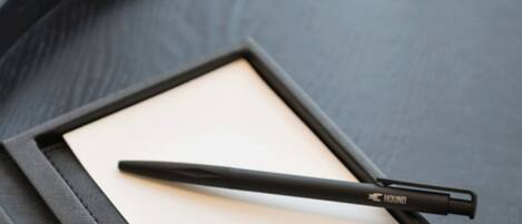 A black pen with the brand name "HOUND" on a white notepad inside a black box.