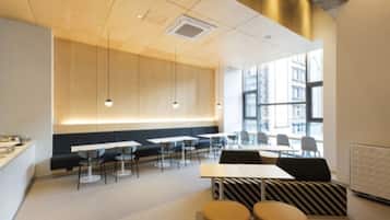 Petit déjeuner en libre-service compris tous les jours