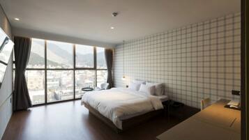 Deluxe Room | Soundproofing, free WiFi, wheelchair access