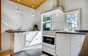 Fridge, stovetop, coffee/tea maker - 2 bedroom awesome home in Vordingborg (Vordingborg)