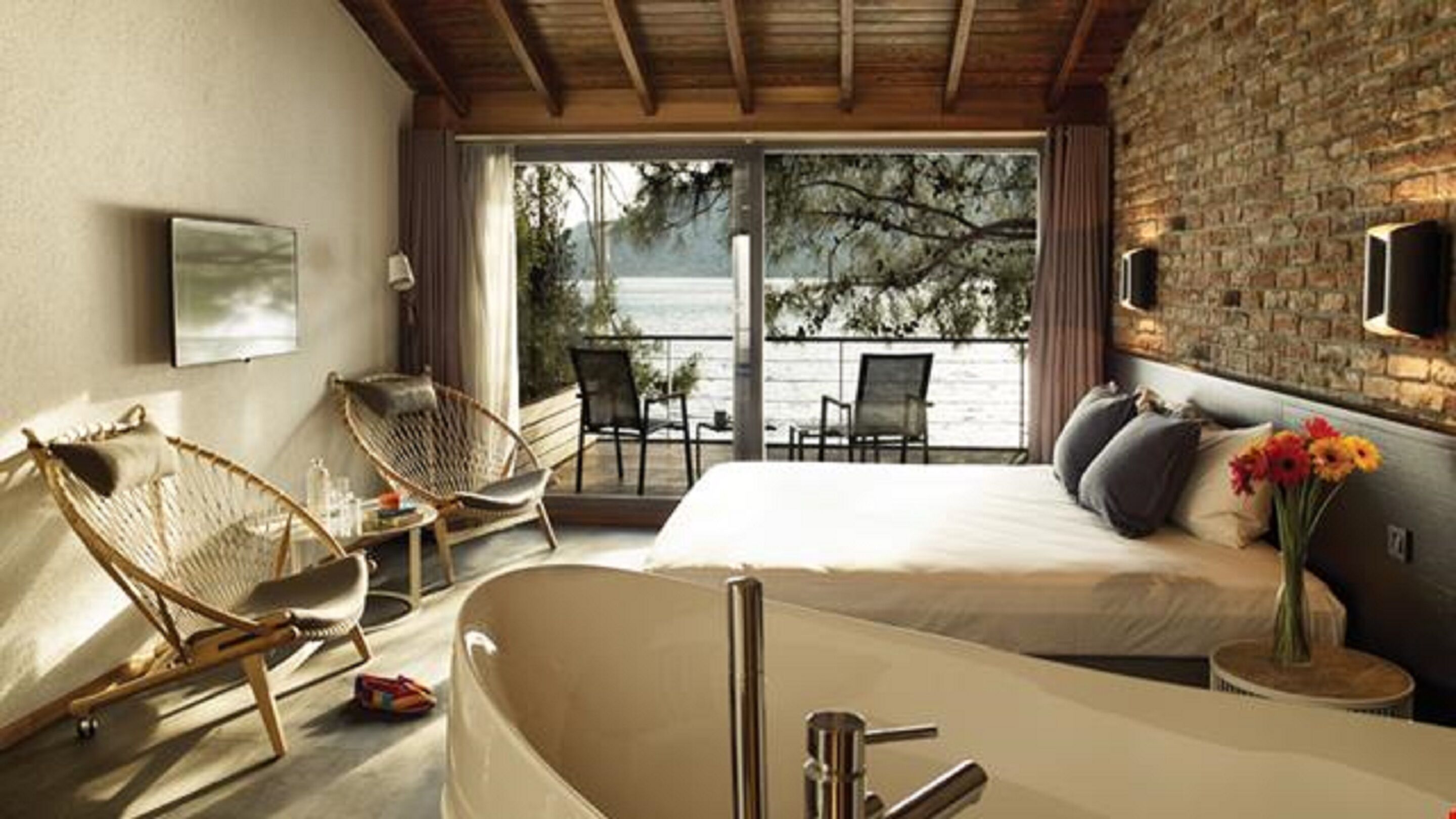 Deluxe Room | Premium bedding, minibar, in-room safe, individually decorated