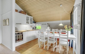 Fridge, stovetop, coffee/tea maker - 2 bedroom awesome home in Nakskov (Nakskov)