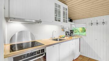 Køleskab, kogeplade, kaffe-/temaskine