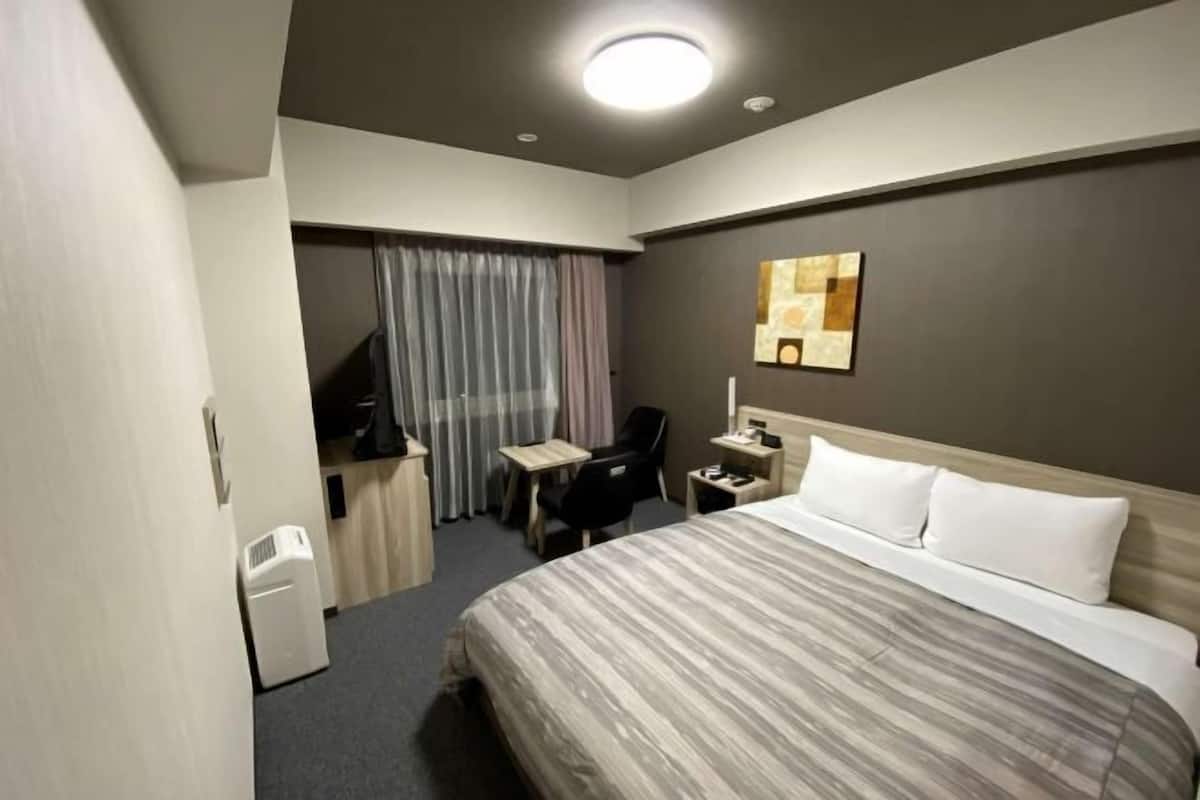 書桌、免費無線上網、床單