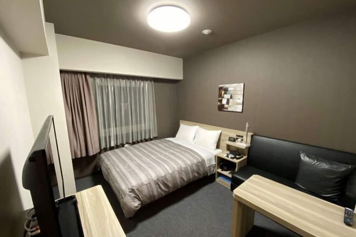 書桌、免費無線上網、床單