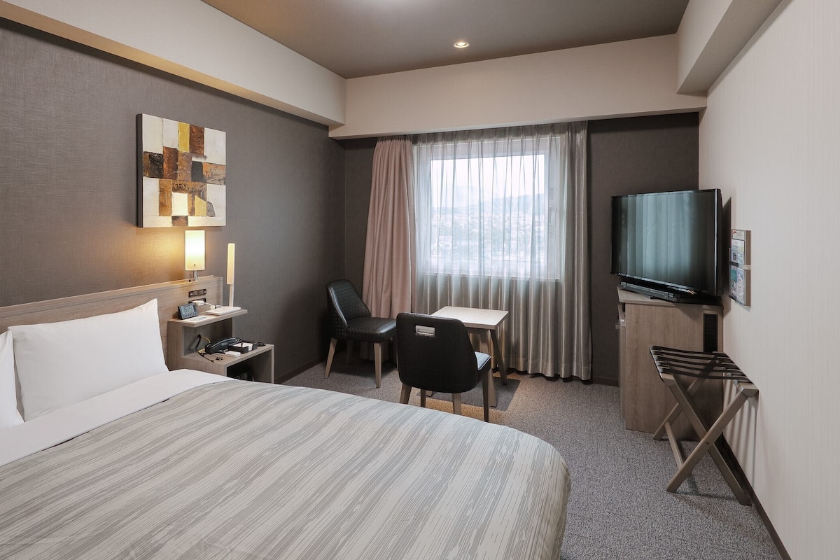 Escrivaninha, Wi-Fi de cortesia, roupa de cama