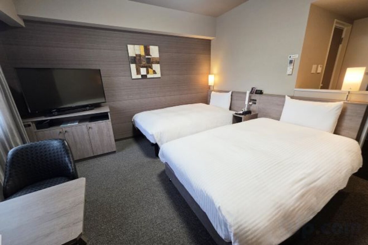 Desk, WiFi (free), bed sheets