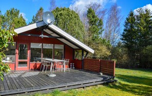 Outdoor dining - 2 bedroom awesome home in Hals (Hals)
