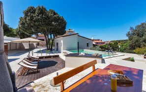 Pool - Lovely apartment in Pula with swimming pool (Pula)