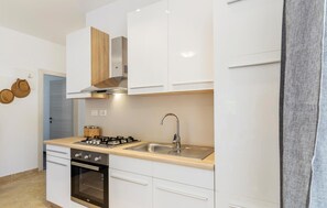 Réfrigérateur, plaque de cuisson, cafetiÚre/bouilloire