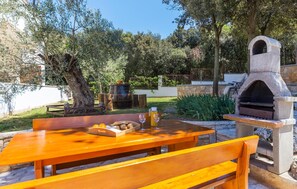 Outdoor dining - Lovely apartment in Pula with swimming pool (Pula)