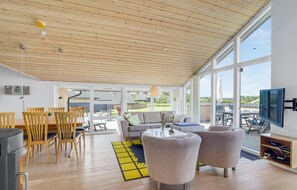 TV, fireplace, foosball, table tennis - Cozy home in Vinderup with sauna (Vinderup)