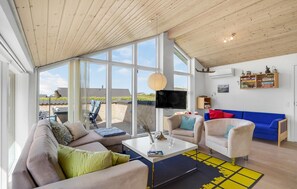 Televisión, chimenea, futbolito y tenis de mesa 