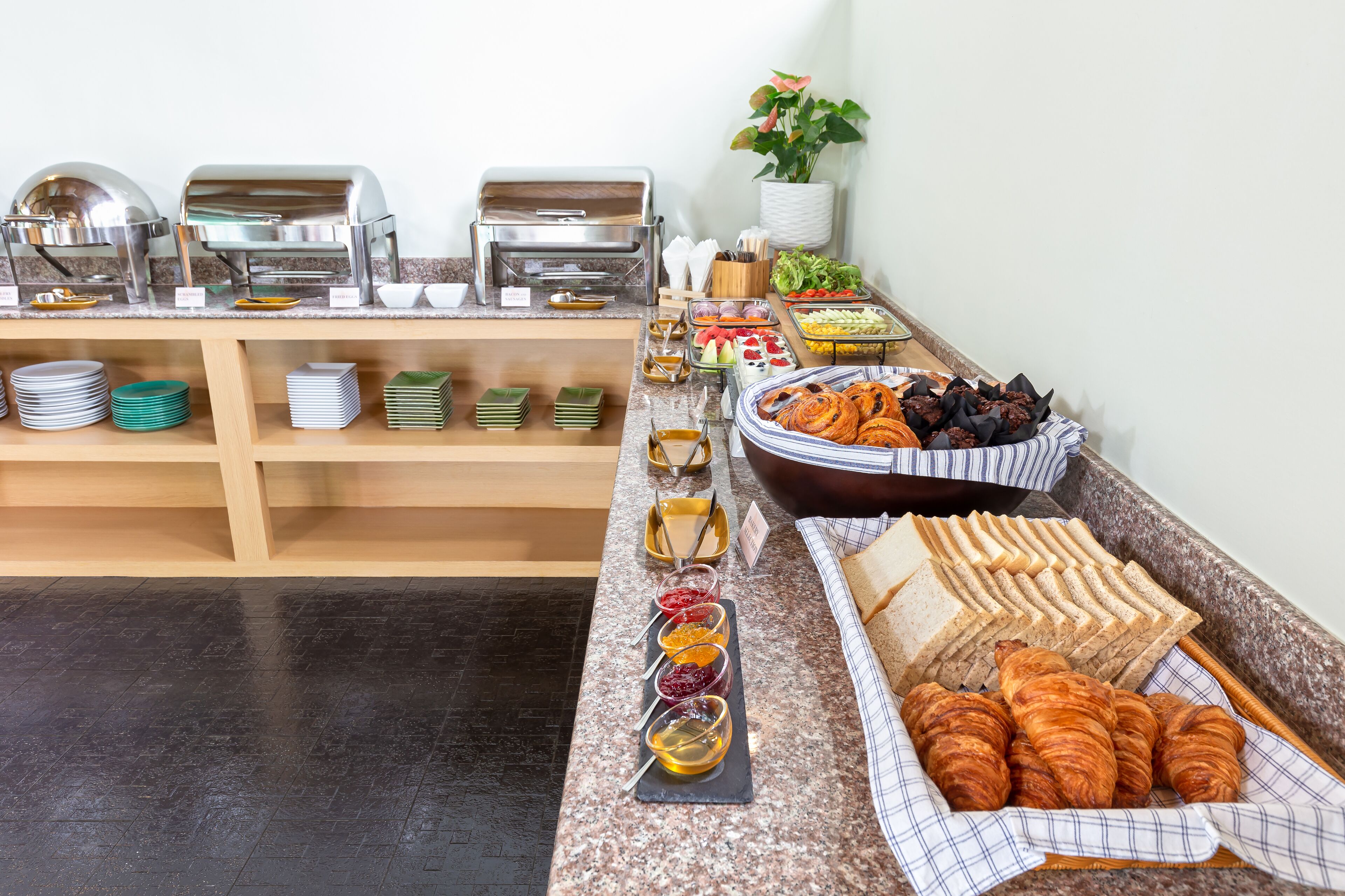 Ein reichhaltiges Buffet mit verschiedenen Speisen und Beilagen.