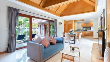 Superior-Villa | Wohnbereich | 32-Zoll-Fernseher mit Kabelempfang