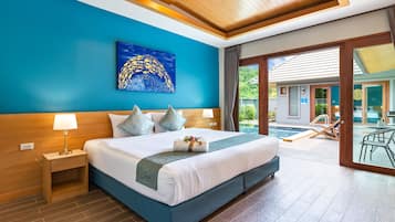 Zimmersafe, individuell dekoriert, Schreibtisch