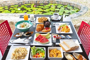 Desayuno buffet diario (THB 350 por persona)