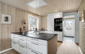Køleskab, mikrobølgeovn, kogeplade, opvaskemaskine