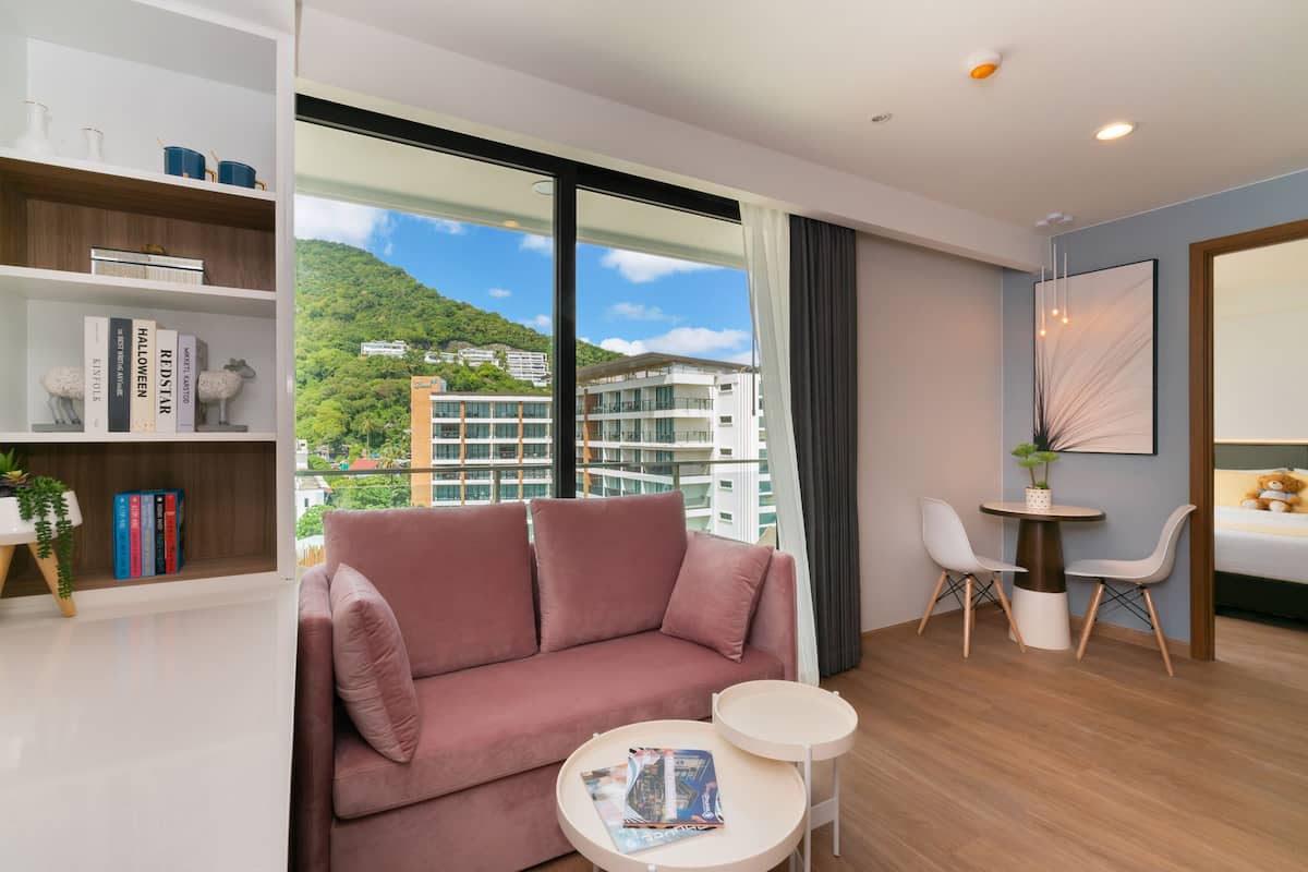 One Bedroom Deluxe Mountain View | 起居區 | 42-吋平面電視、有線頻道、電視