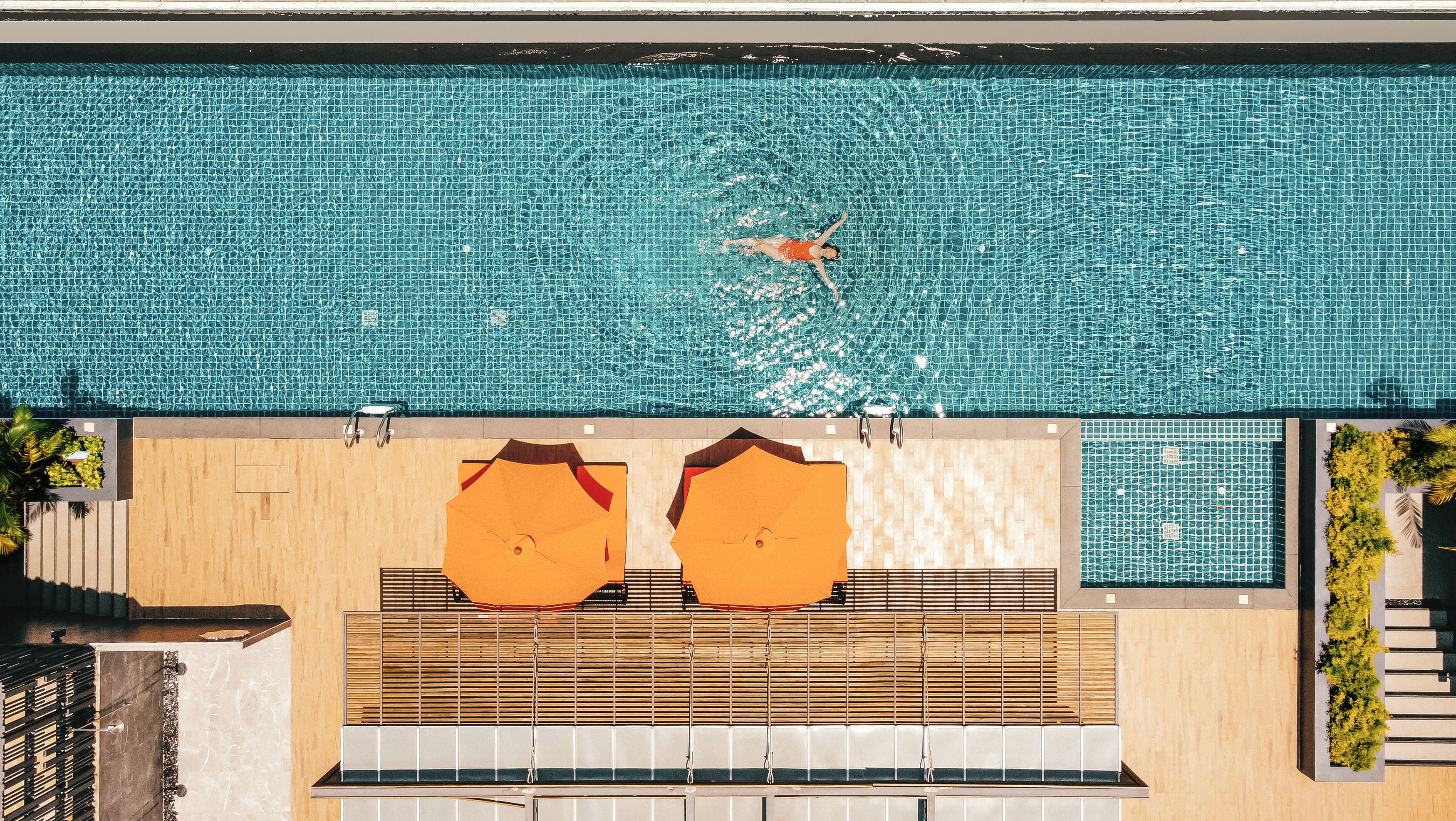 2 outdoor pools, pool loungers