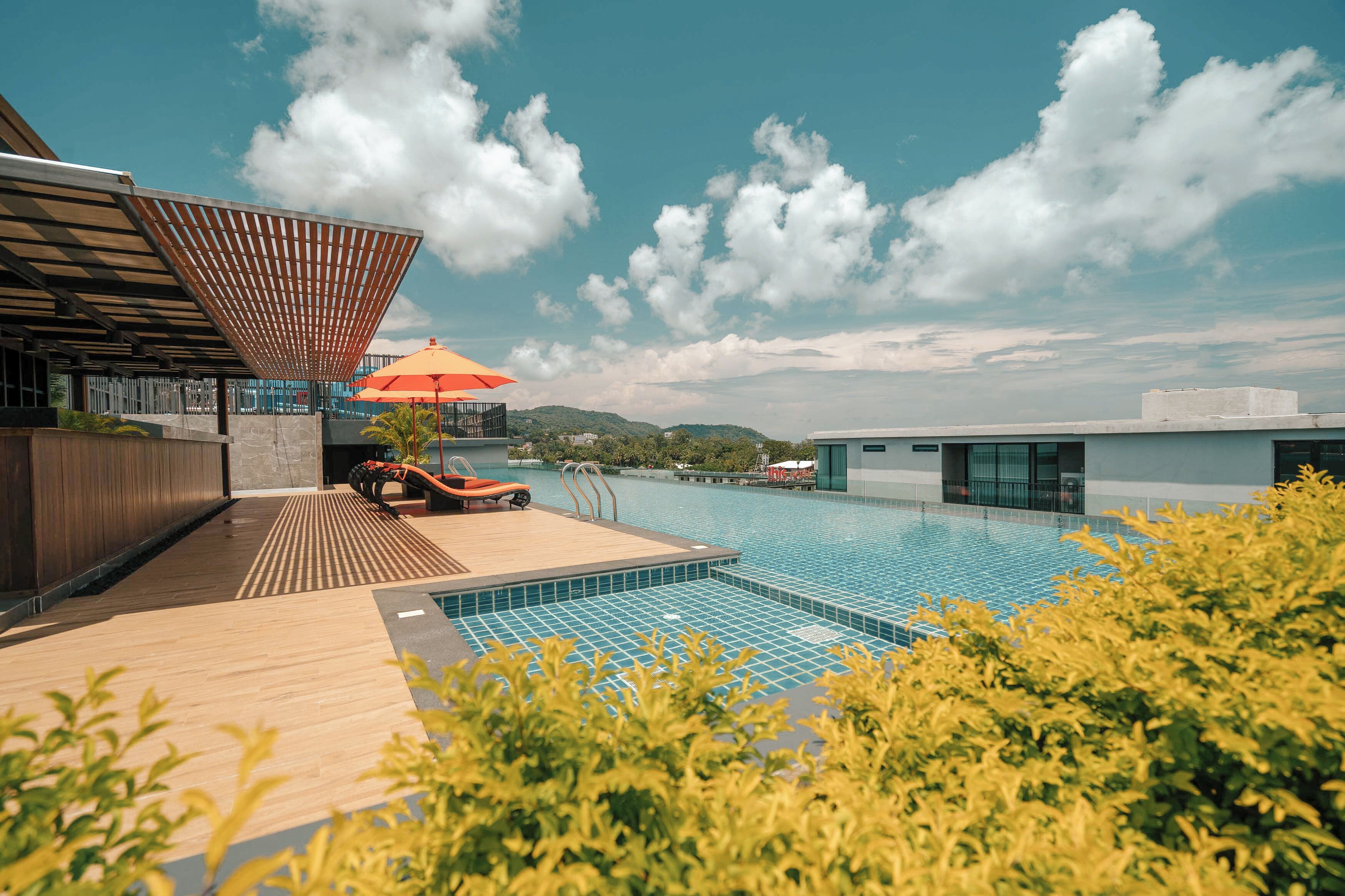 2 สระว่ายน้ำกลางแจ้ง, เก้าอี้อาบแดดริมสระ