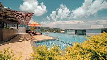 2 albercas al aire libre y camastros