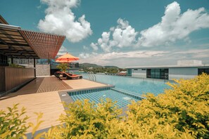 2 piscinas al aire libre, sillones reclinables de piscina