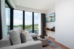 Deluxe dubbelrum eller tvåbäddsrum - 2 sovrum | Vardagsrum | 42-tums platt-tv med kabelkanaler och tv