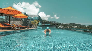 2 hồ bơi ngoài trời, ghế dài tắm nắng